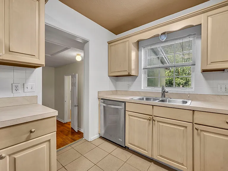 1816 Mizell Ave — Photo 16
