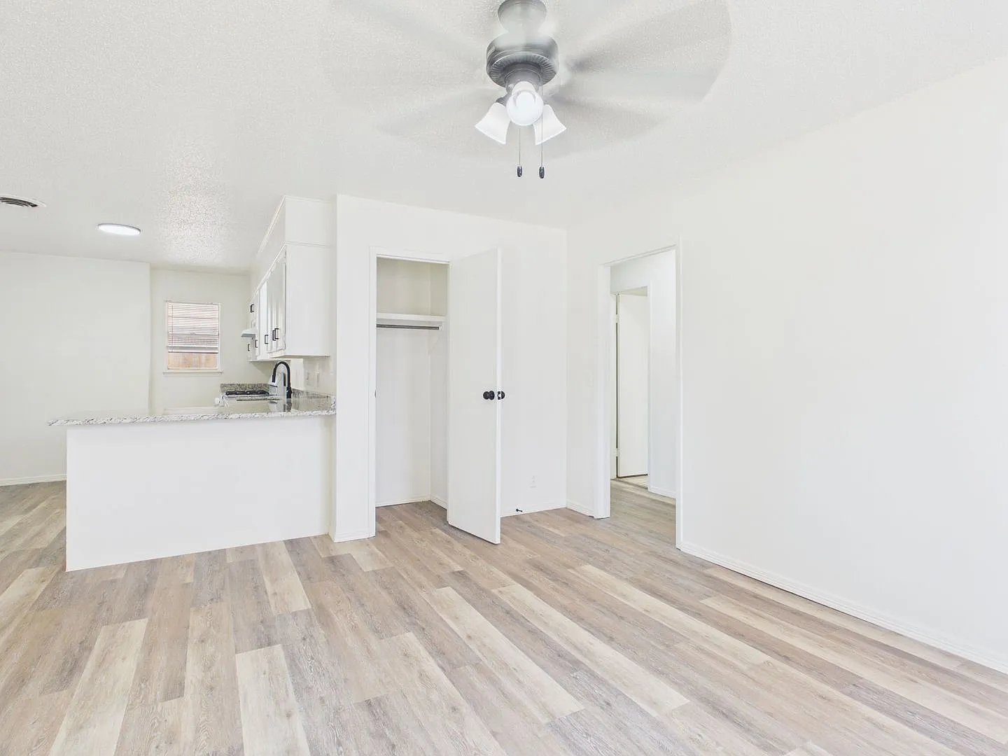 Adorable 2 bedroom 1 bath close to hospitals! — Photo 2