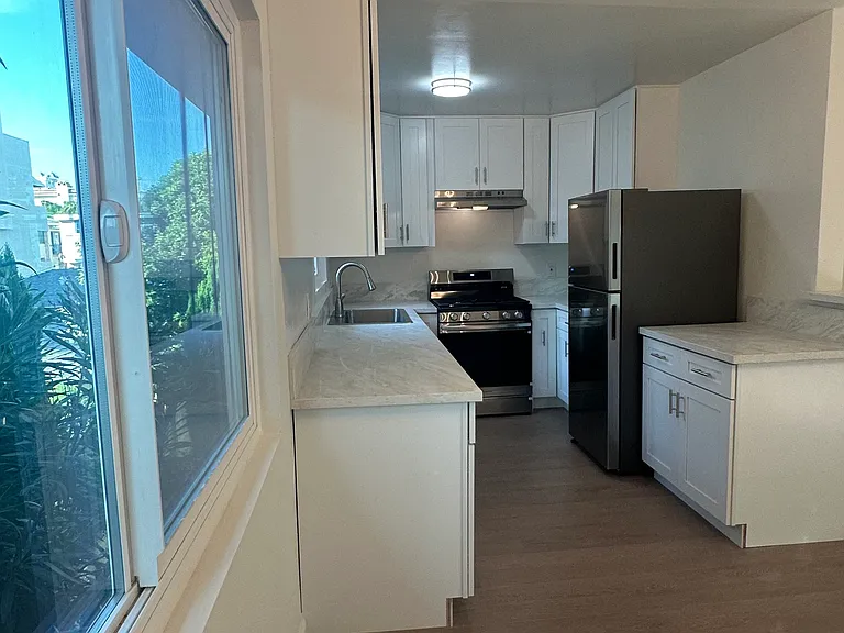 1724 Barry Ave #5 — Photo 4