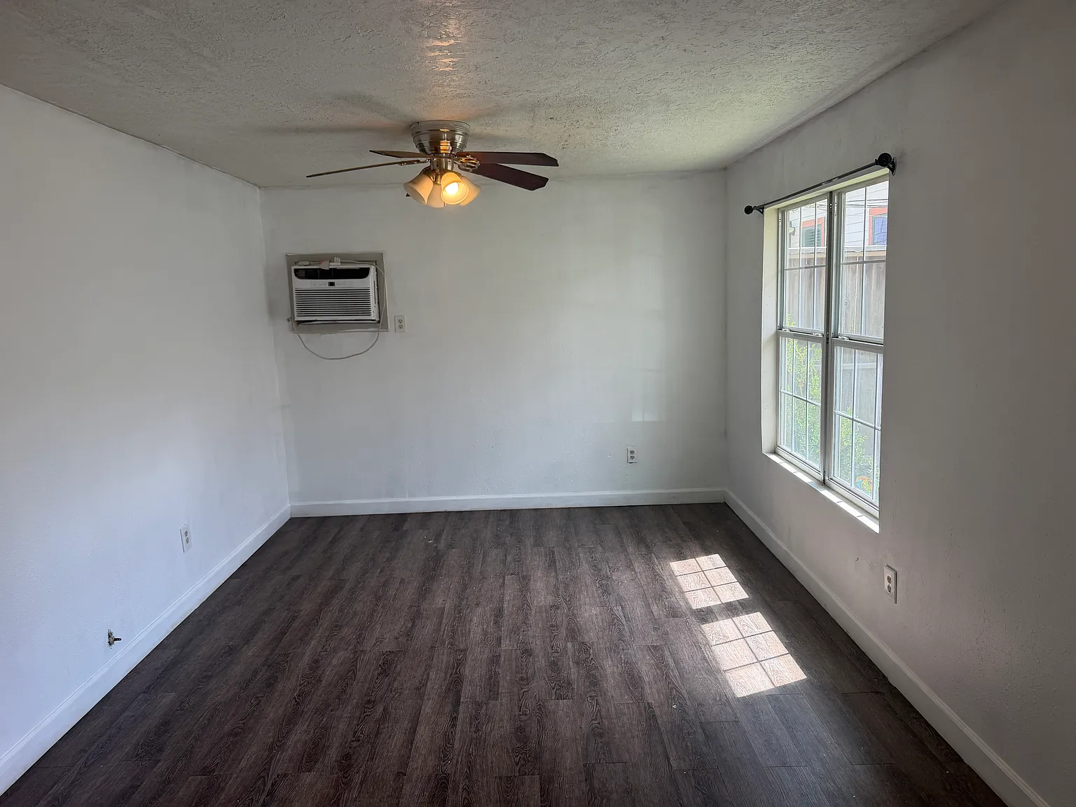 1 bed, 500 sqft, $1,000 — Photo 3