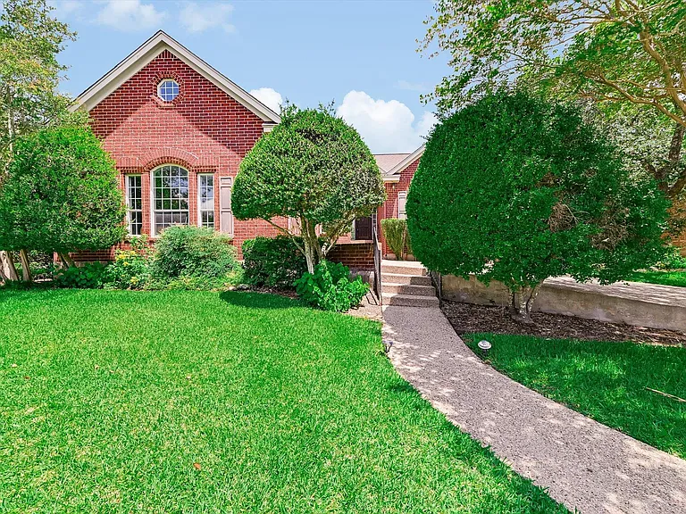 2404 Cliffs Edge Dr — Photo 1