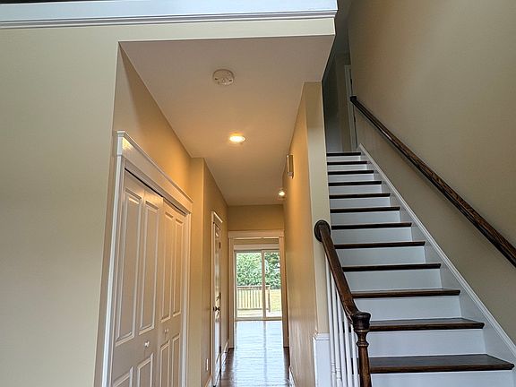 4th image of 10 Hialeah Ln