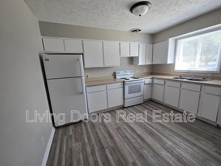 4715 Gladstone St — Photo 2