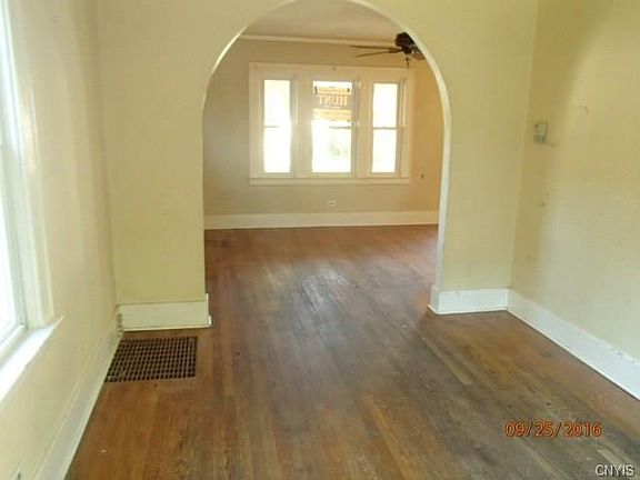 5th image of 133 Leonard Ave