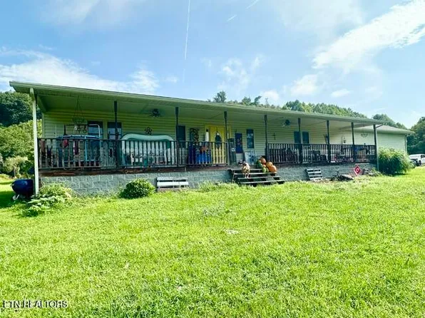 271 Lakin Dr, Clintwood, VA 24228