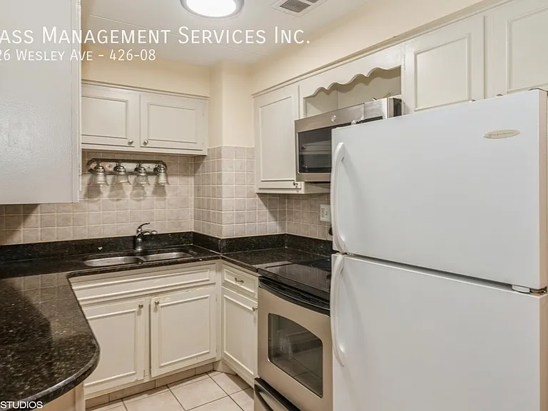 426 Wesley Ave #8 — Photo 1