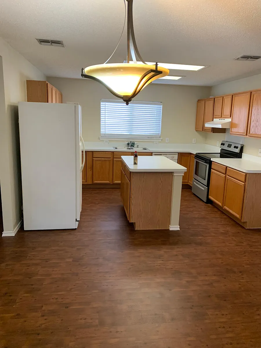 Building Photo - 904 Valleybrook Dr