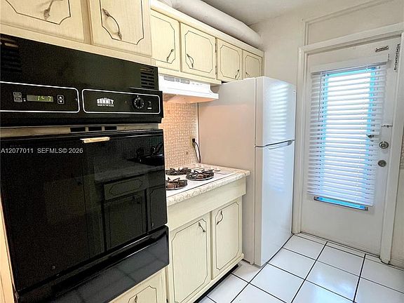 5th image of 441 Collins Ave APT 30