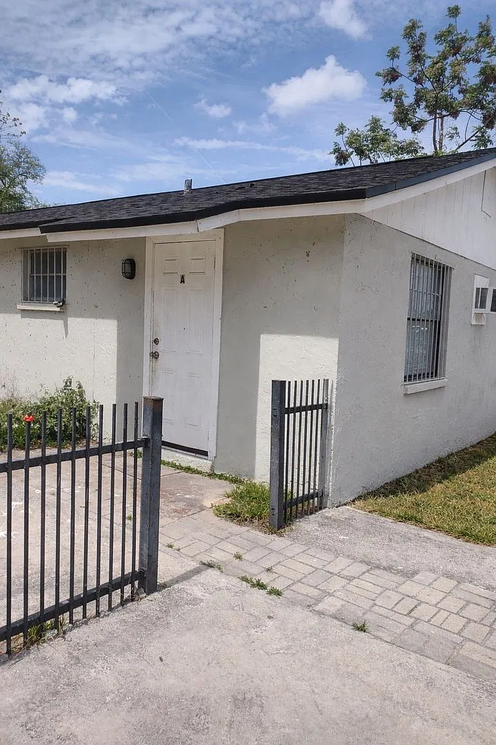Affordable 2 Bedrooms 1 Bath — Photo 1