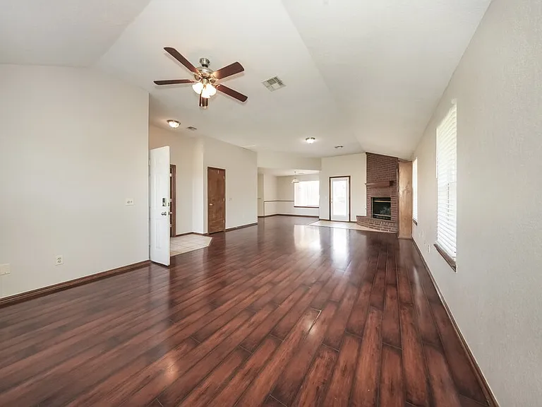 329 Ridge Bluff Dr — Photo 5