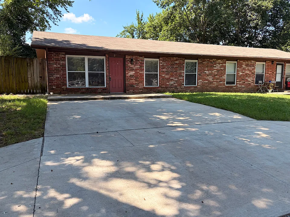 215-217 E Adobe St