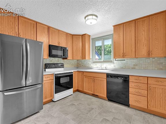 4th image of 30 Sandra Ln