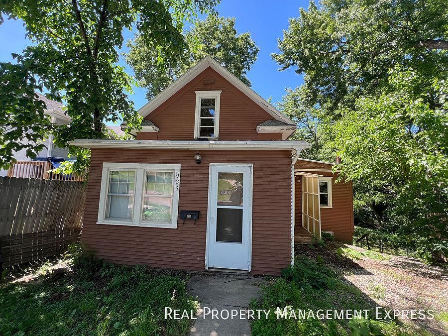 1st image of 925 N Blauvelt Ave