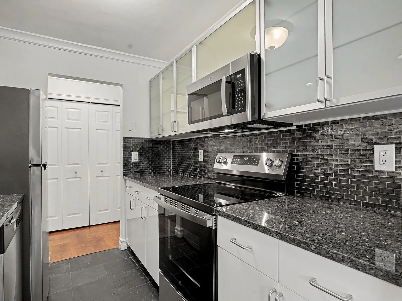 1 bed, 1.0 bath, 954 sqft, $2,700 — Photo 2