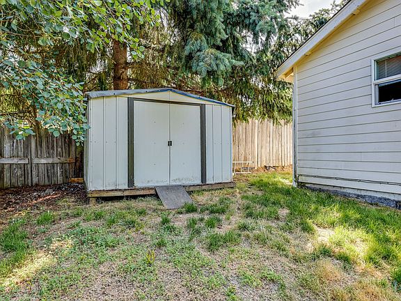 4th image of 1373 NE Gilmax Ln