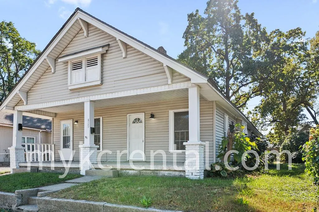 1131 Hasbrook Ave — Photo 1
