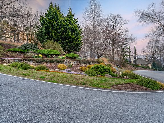 4th image of 901 Mountain Summit Rd