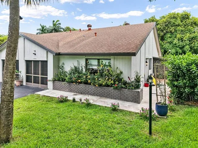 4335 Palm Forest Dr N — Photo 2