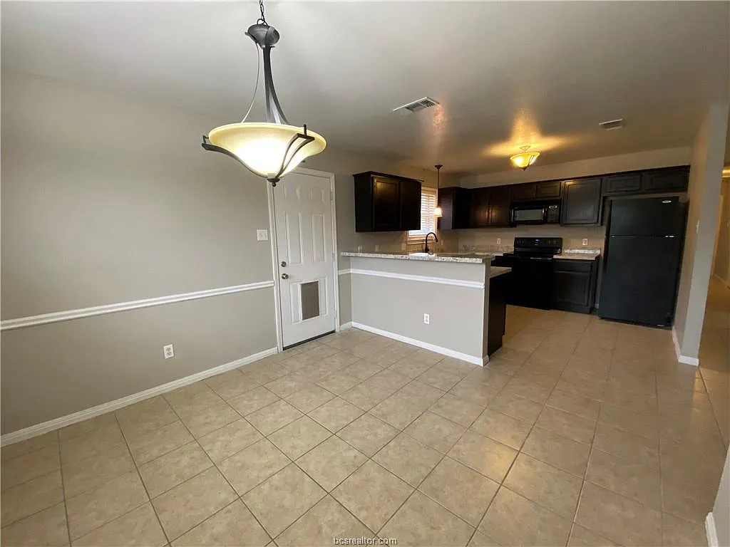 3 bed, 1290 sqft, $1,700 — Photo 2