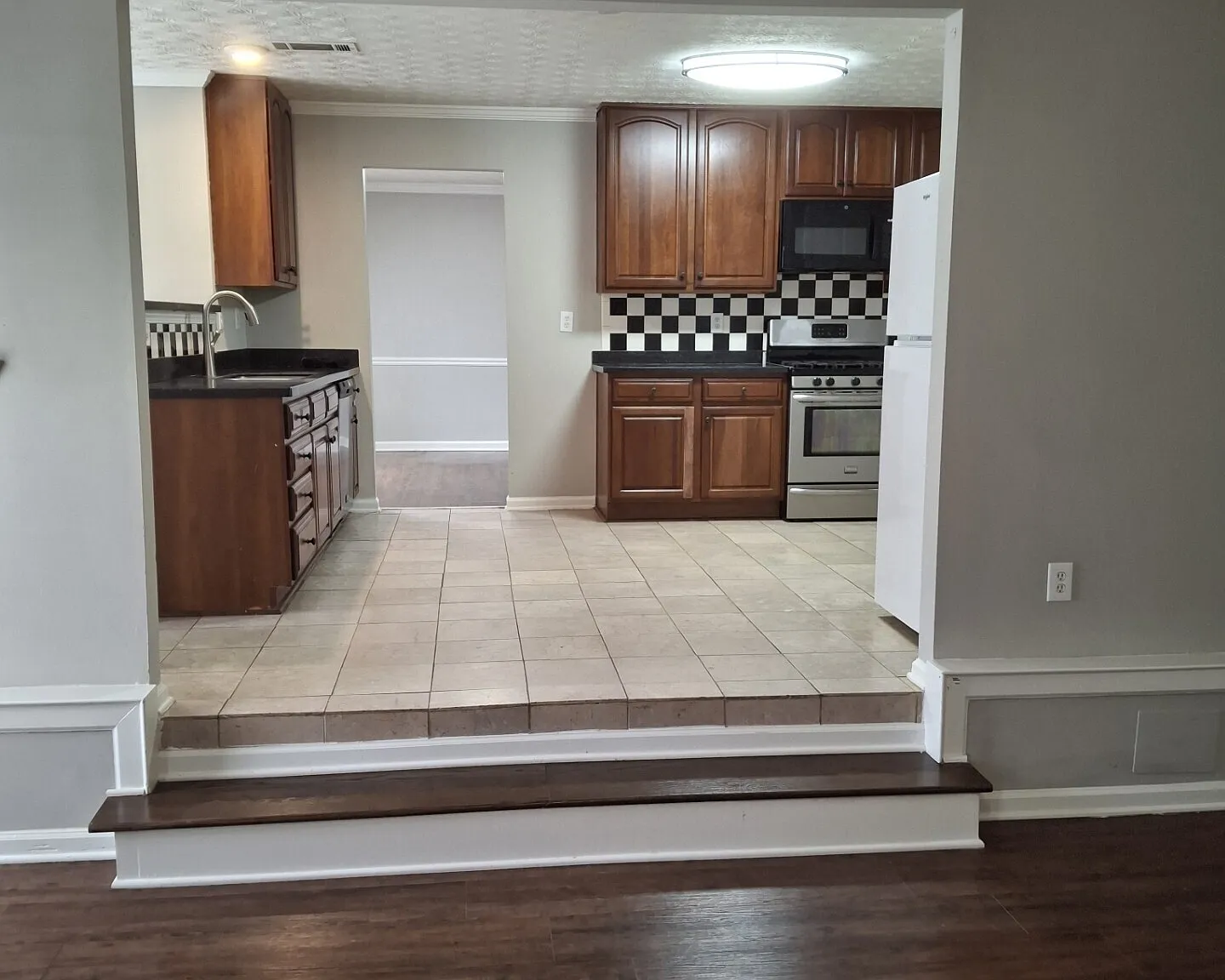 4 bed, 2.5 bath, 2632 sqft, $2,200 — Photo 3
