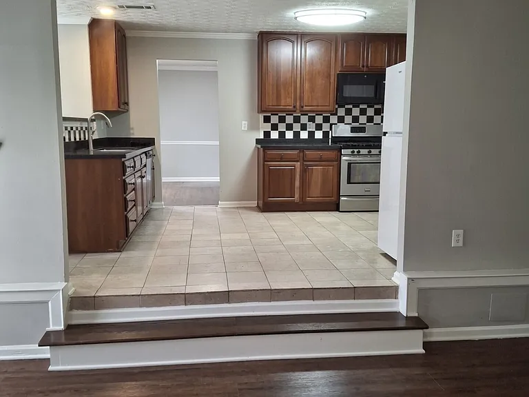 235 Vaness Dr — Photo 3