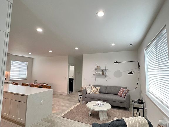 4th image of 4027 Quinn Dr NE