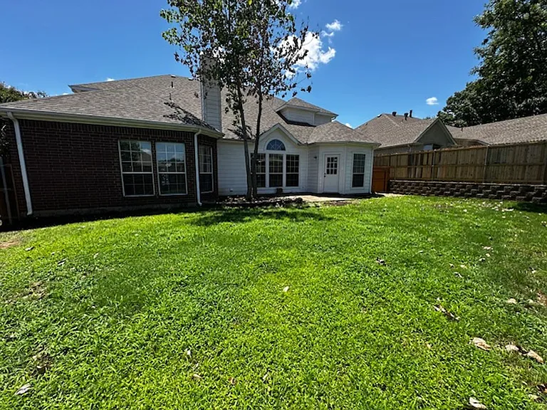 7005 Crenshaw Ln — Photo 4