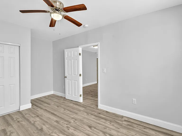 1142 SW 4th St #10 — Photo 8