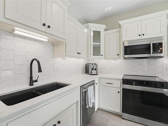 5th image of 207 NW Orchard Ct