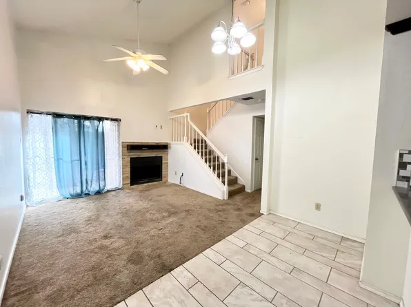 1450 Meadowood Village Dr, Fort Worth, TX 76120