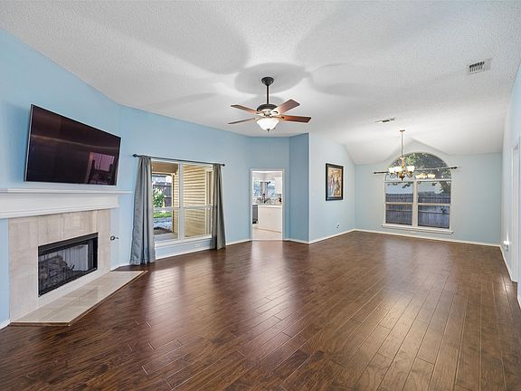 4th image of 905 Forest Hollow Dr