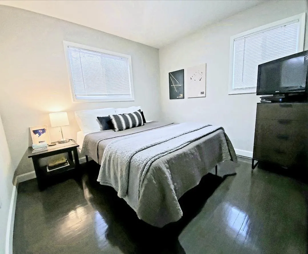 115 N Laurel Street — Photo 3