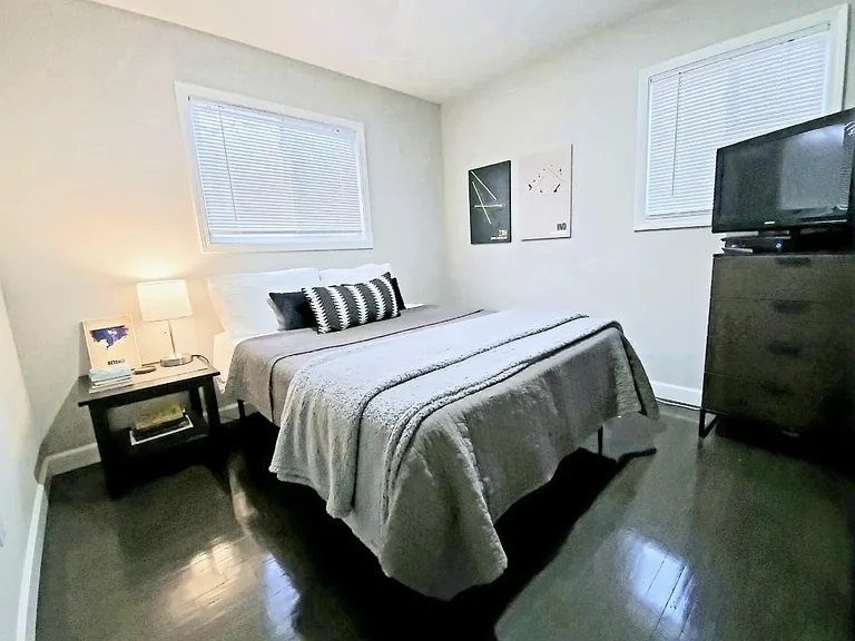 115 N Laurel St — Photo 4