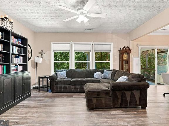 4th image of 236 Winterbury Dr
