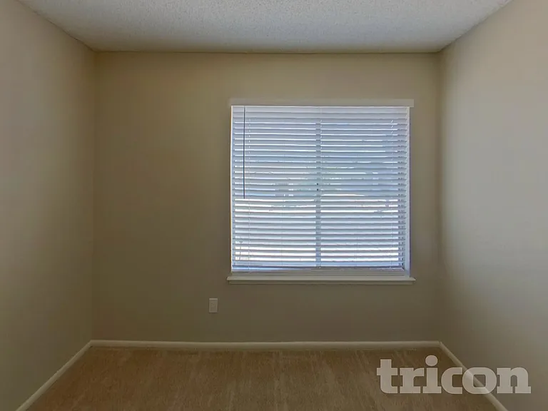 1628 E Saint Anne Ave — Photo 12