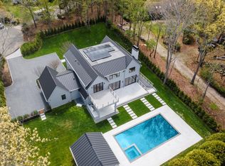 8 Ashwood Ct, Southampton, NY 11968