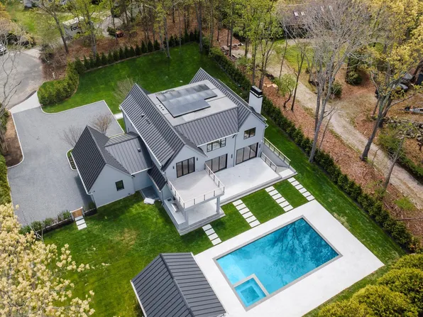 8 Ashwood Ct, Southampton, NY 11968