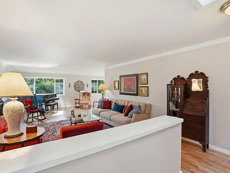 241 Soledad Dr — Photo 3