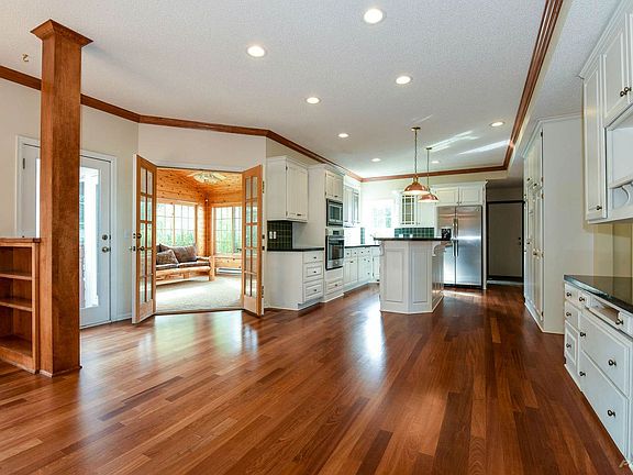 7801 96th St W Bloomington MN-large-005-30-7801 96th St-1498x1000-72dpi