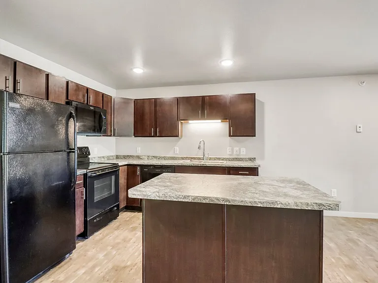201 E Holmes St #308 — Photo 1