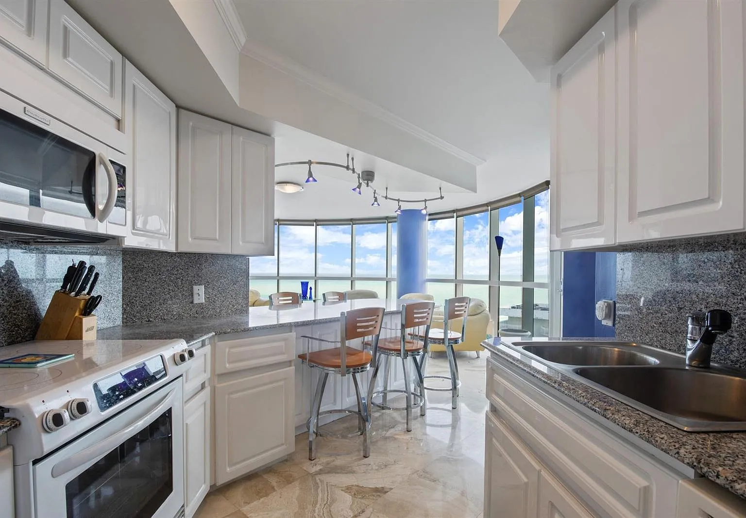 3 bed, 1700 sqft, $7,000 — Photo 3