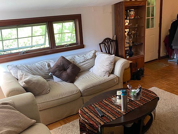 LIVING ROOM / MAIN ENTRANCE