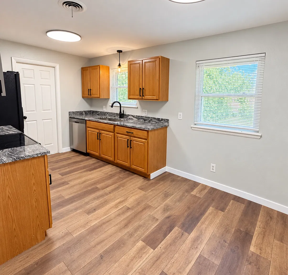 3 bed, 850 sqft, $1,200 — Photo 3