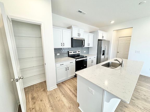 4th image of 1308 Stork Dr