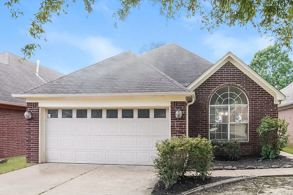 3 bed, 2.0 bath, 1631 sqft, $2,570 — Photo 1