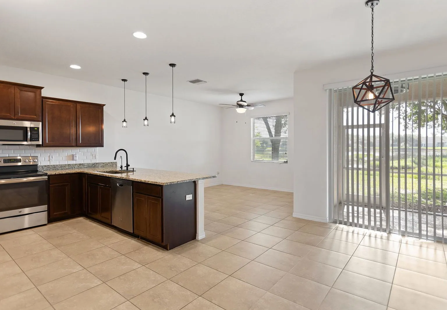 3 bed, 2.5 bath, 1689 sqft, $2,225 — Photo 2