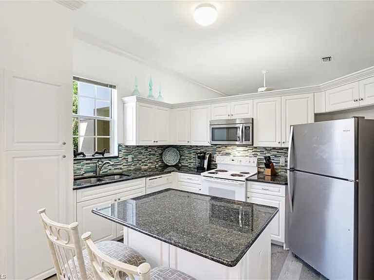 600 L Ambiance Cir #6 — Photo 4