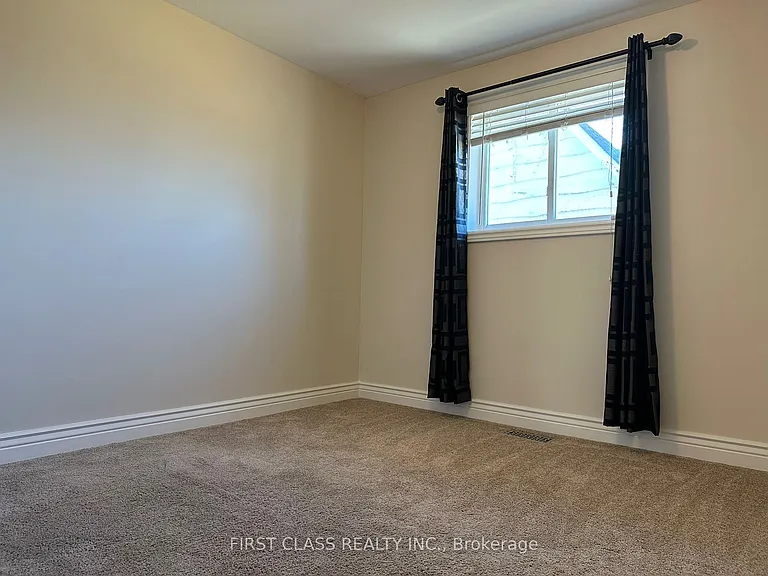 28 Collins Cres #UPPER — Photo 9