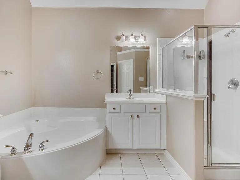 4513 Rock Creek Ln — Photo 17