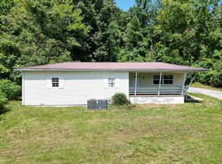 927 Strawberry Rd, Saint Albans, WV 25177